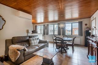 <p>Ruim appartement met 2 slaapkamers en garage centrum Zele. <br />Indeling : inkomhal, woonkamer met open keuken, 2 slaapkamers, apart toilet en een badkamer. <br />De garage is inbegrepen.<br />warmtepomp en automatische rolluiken zijn extra troeven.<br />Ideaal voor starters of als opbrengsteigendom.<br />Bij interesse, bel ons voor een afspraak 0498 54 06 90 of mail naar wolf@cornelis-goeman.be</p>