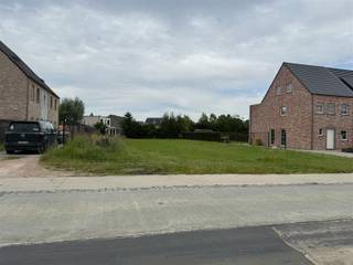 <p>Dit mooie stuk grond (lot 17) is gelegen in een verkaveling aan de Hulshoutsesteenweg. Na het verkrijgen van een omgevingsvergunning kan u hier een open bebouwing op realiseren. Contacteer ons vrijblijven voor meer info en de bouwvoorschriften. </p>