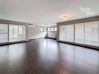 Instapklaar en lichtrijk appartement in recent gebouw (2011), gelegen in een halfopen bebouwing met centrale ligging. Het appartement geniet van...