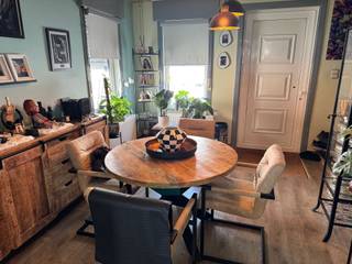 <p><span>SOLIDE HALFOPEN BEBOUWING MET 2 SLAAPKAMERS, TERRAS, AUTOSTAANPLAATS EN GARAGE</span></p><p><span>Ligging in centrum Ruisbroek (Puurs) nabij station Sauvegarde met vlotte bereikbaarheid via A12 en N16.</span></p><p><span> </span></p><p><span>Gelijkvloers:</span><span> Aangename leefruimte met eetplaats en salon (34m²) / ingerichte keuken (4,1 x 3,2m) / wc / badkamer met wastafel en ligbad met douchemogelijkheid.</span></p><p><span>1ste verdieping:</span><span> Nachthal / 2 slaapkamers (4,2 x 3,6m; 4 x 3,6m) / bergruimte</span></p><p><span>Kelder (4,6 x 4,2m).</span></p><p><span>Zolder met mogelijkheid tot creatie bijkomende kamer (7 x 3,6m).</span></p><p><span>Zuid-westelijk georiënteerd en aangenaam terras</span></p><p><span>Garage (21m²) - tuinberging.</span></p><p><span>Autostaanplaats op oprit.</span></p><p><span> </span></p>