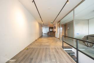 Pal in het centrum van Antwerpen aan de Koolkaai vinden we dit energiezuinig handelgelijkvloers te koop, dewelke onderdeel is van een...