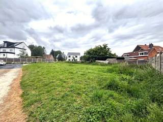 Bouwgrond voor halfopen bebouwing te koop op absolute voorkeursligging in het idyllische Mollem!Het betreft een perceel van 3a 43ca met een breedte van 9.37m. (bouwgrond lot 2 aangeduid in het geel op plan)Gelegen in verkaveling met volgende voorschriften:De bouwdiepte bedraagt maximaal 15.00m op het gelijkvloers en 12.00m op de verdieping voor het hoofdgebouw. De woning moet worden ingeplant op 6.00m achter de rooilijn.De kroonlijsthoogte bedraagt 5.00 (+/-1.00)m. De aanbouw heeft een maximale hoogte van 3.00mDe helling der dakvlakken ligt tussen 25° en 45°. Platte daken zijn eveneens toegelaten. De dakvorm is vrij te kiezen binnen het minimale en maximale bouwvolume.Belangrijke kenmerken: - Geen bouwverplichting – bouw op eigen tempo- Geschikt voor een halfopen bebouwing- Zuidoostelijke oriëntatie achteraan - De bouwgrond ligt op 5 minuten wandelafstand van het treinstation (15’ van Jette, 30' van Brussel centrum!)- Rustige omgeving (geen snelweg, vliegtuigen…) en natuur (bos, wandelwegen,...)Wenst u meer informatie via telefoon of op kantoor? Contacteer ons via info@structura.be of 02/460 80 46.