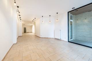 Excellent emplacement de commerce situé en haut lieu sur la place Rubens à Knokke !<br /><br />Ce local commercial polyvalent se trouve dans un emplacement de premier ordre absolu, au cœur d'un environnement commercial animé, entouré d'établissements renommés tels que la boutique de chaussures Sandra, les restaurants Rubens et Cédric, la boulangerie Notre Dame et la boucherie Van Hil. Une base idéale pour diverses activités commerciales.<br />L'espace commercial dispose d'un aménagement agréable et pratique avec une profondeur d'environ 17 mètres et une largeur de 4 mètres, ce qui permet une disposition agréable et efficace. À l'arrière se trouve un espace séparé avec kitchenette et toilettes (environ 3,6 m x 2,5 m).<br /><br />Le bien est disponible à partir du 01/10/2026 et est proposé à un loyer extrêmement intéressant. Une opportunité sur cet emplacement de premier ordre.<br />Pour plus d'informations ou une visite sur place, veuillez nous contacter.