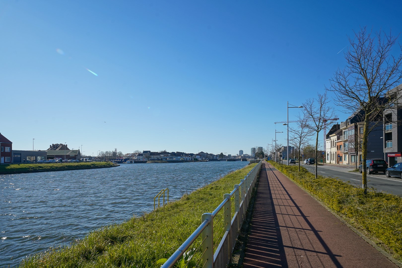 Woning met ruime garage en zicht op de vaart in Bredene - foto 2