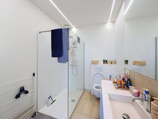 Dit appartement in de Slachthuisstraat kent een unieke en uiterst functionele indeling. Op het gelijkvloers bevindt zich de zeer ruime woonkamer met aansluitend de keuken en de badkamer. Deze verdieping vormt een grote, open en lichtrijke basis voor het dagelijkse leven.<br /><br />De ligging is een absolute troef voor wie houdt van een vlotte bereikbaarheid. U bevindt zich hier op amper 5 minuten fietsen of 15 minuten wandelen van het bruisende centrum van Gent. Daarnaast woont u op slechts één straat verwijderd van de R40 (de Gentse stadsring), wat een directe en snelle toegang geeft tot alle belangrijke invalswegen en snelwegen rond de stad.<br /><br />Via de vaste trap bereikt u niveau -1, waar zich de twee volwaardige slaapkamers bevinden. Omdat deze kamers zich deels onder de grond bevinden, genieten ze van een uitstekende natuurlijke isolatie: in de warme zomermaanden blijft het hier heerlijk koel, wat garant staat voor een optimale nachtrust. Er is via speciaal ontworpen lichtgleuven overal gedacht aan natuurlijk daglicht. In de wintermaanden zorgt de centrale verwarming met radiatoren voor een aangename en gezellige warmte doorheen het hele appartement.<br /><br />Indeling van het appartement:<br />Gelijkvloers: Inkomhal - woonkamer - keuken - badkamer - toilet.<br />Niveau -1: Slaapkamer 1 - slaapkamer 2.<br /><br />Kosten voor het onderhoud van de gemene delen staan op 75,00 EUR/maand in de vorm van een provisie.<br /><br />Beschikbaarheidsdatum: 01/10/2026