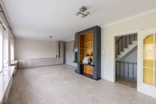 Instapklare woning met gezellige tuin!<br /><br />Deze charmante woning is gelegen nabij het centrum van Geel. Winkels, scholen en openbaar vervoer is voorzien in de nabije omgeving.<br /><br />Op het gelijkvloers treffen we een polyvalente ruimte die de afgelopen jaren werd ingevuld als tandartspraktijk met bijhorende wachtzaal. Tevens is hier een apart toilet aanwezig en een inpandige garage voor de wagen en fietsen.<br /><br />Op 1e en 2e verdieping is er de leefruimte met vernieuwde keuken. Ook hier is een apart toilet en een wasplaats/berging voorzien. <br />De woning beschikt over 4 slaapkamers en een badkamer met dubbele lavabo, ligbad en douche.<br /><br />Onder de woning is er een ruime kelder waar ook de verwarmingsketel staat.<br /><br />In de charmante zuidgerichte tuin is het aangenaam vertoeven. Hier werd reeds een praktisch tuinhuis voorzien voor alle tuinbenodigdheden en overdekt terras.<br /><br />Benieuwd naar deze stadswoning met polyvalente ruimte? Maak uw afspraak via info@immovl.be of 014 58 02 08.