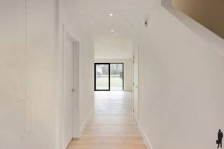 <p>Moderne, kwalitatieve <strong>nieuwbouwwoning</strong> met warmtepomp en zonnepanelen en <strong>weids</strong> groen uitzicht.</p>
<p>Deze recente en kwalitatieve nieuwbouwwoning met strakke belijning, met warme rode gevelsteen en zwart aluminium accenten is gelegen in een rustige, <strong>doodlopende straat</strong> in Essen-Heikant en combineert hedendaags wooncomfort met energiezuinige technieken en een prachtig weids zicht achteraan.<br /><br /><strong>Indeling</strong>:<strong><br />Gelijkvloers</strong><br />-Bij het binnenkomen wordt u verwelkomd in een stijlvolle inkomhal voorzien van<strong> ingemaakte kasten </strong>met geïntegreerde indirecte verlichting<br />-Apart gastentoilet met handenwasser en stijlvolle patroontegel<br />-<strong>Ruime leefruimte </strong>met grote raampartijen<br />-Moderne, <strong>luxueuze open leef keuken </strong>en straalt<strong> </strong>rust en verfijning uit en is volledig uitgerust met:<br />Combi-oven, dampkap met filtersysteem, inductievuur, vaatwasser, geïntegreerde koelkast, geïntegreerde diepvries<br />-Heel de beneden verdieping wordt verwarmd met <strong>vloerverwarming</strong><br /><br /><strong>Verdieping:</strong><br />-De bovenverdieping beschikt over <strong>3 volwaardige slaapkamers,</strong> allen afgewerkt met mooie parketegel en voorzien van vloerverwarming<br />-De luxueuze badkamer is een echte eyecatcher en werd afgewerkt met<strong> hoogwaardige materialen,</strong> waaronder een stijlvolle terrazzo-accentwand<br />De badkamer beschikt over:<br />-Dubbele lavabo met meubel en spiegelkasten<br />-Ruime inloopdouche met glazen wand<br />-Tweede toilet<br />-Handdoekverwarmer<br /><br /><strong>Garage & buitenruimte:</strong><br />-Veilige, afgesloten garage met automatische poort<br />-Ingemaakte kast in de garage<br />-Buitenkraan voorzien<br />De woning beschikt over een<strong> volledig omheinde tuin</strong> met nieuw geplaatste afsluiting en een aangelegd terras<br />Achteraan geniet u van een weids groen zicht zonder directe inkijk<br /><strong><br />Troeven:</strong><br />-<strong>Warmtepomp</strong> lucht-water<br />-<strong>Vloerverwarming</strong> overal (behalve garage)<br />-Voor 2730Wp aan 4 <strong>zonnepanelen</strong> <br />-<strong>Regenwaterput</strong> van 10.000 liter<br />-Aluminium ramen met extra geïsoleerde profielen<br />-Op de constructie(390.000€) wordt 21% BTW gerekend en 12% op het grondaandeel(160.000€)</p>
<p>-<strong>BEN-</strong>woning<strong><br />- Bijgebouw </strong>12m2 kan bijgeplaatst worden<br /><br />Deze woning<strong> combineert energiezuinig wonen, moderne afwerking</strong> en een<strong> top ligging in Essen</strong><br />Ideaal voor gezinnen of wie comfortabel en toekomstgericht wil wonen.</p>