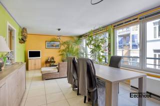 Dit moderne appartement bevindt zich op de tweede verdieping van de kleine, doch standingvolle residentie 'Muscadet' te Oostende. In deze residentie is er slechts één appartement per verdieping. Het gebouw is gelegen in een rustige straat in het centrum van Oostende, vlakbij het strand, winkels en openbaar vervoer (tram- en bushaltes). Het station bevindt zich op amper 5 minuten wandelen.<br />Indeling: inkomhal met plaats voor vestiairekast, apart gastentoilet met lavabo, grote woonkamer, halfopen keuken voorzien van alle toestellen en veel kastruimte, nachthal, 2 zeer ruime slaapkamers (12m² + 16 m²) waarvan één met terras, en grote badkamer met dubbel lavabomeubel, ligbad en douche.<br />Het appartement is energiezuinig (EPC-label B) en de elektriciteit is conform!<br />In het gebouw is er een gemeenschappelijke fietsenberging aanwezig!<br />Het appartement is momenteel verhuurd aan een vaste (goede) huurder en is dus ideaal als investering!