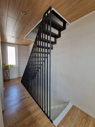 Op zoek naar een instapklare woning met karakter én comfort? Dan is dit charmante rijhuis in het centrum van Ninove precies wat je zoekt!<br /><br />Met een bewoonbare oppervlakte van 144 m² biedt deze woning alle ruimte die je nodig hebt. De woning werd gerenoveerd in 2018 en is voorzien van een condenserende gasketel, een pelletkachel voor extra gezelligheid, en conforme elektriciteit. Bovendien is het huis asbestveilig en heeft het een EPC-score C, wat betekent dat er geen renovatieverplichting geldt.<br /><br />Indeling:<br /><br />Gelijkvloers:<br />- Inkomhal met toegang naar de kelder<br />- Ruime leefruimte <br />- Moderne, uitgeruste keuken<br />- Gezellige eetplaats<br />- Praktische berging<br />- Apart toilet<br /><br />Eerste verdieping:<br />- 2 slaapkamers <br />- Moderne badkamer met inloopdouche en toilet<br /><br />Tweede verdieping:<br />- 1 ruime slaapkamer met inbouwkasten <br />- Klein zoldertje voor extra opslag.<br /><br />Buitenruimte: Geniet van de zon in de zuidwest gerichte tuin, een oase van rust en gezelligheid—perfect voor een aperitief in de avondzon.<br /><br />Locatie: Gelegen in het centrum van Ninove, op wandelafstand van scholen, winkels en openbaar vervoer. Bovendien ligt de woning niet in een overstromingsgebied, wat extra gemoedsrust biedt.<br /><br />Kortom: een warme, comfortabele woning op een toplocatie, klaar om nieuwe herinneringen te creëren.<br /><br />📞 Interesse? Neem snel contact op voor een bezoek op 13/14 juni en laat je verrassen door de charme van dit huis!