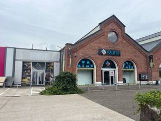 Dit veelzijdig bedrijfsgebouw heeft een totale oppervlakte van 446 m², bestaande uit een commerciële ruimte van 278 m²  (showroom, winkel,...