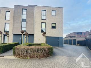 emplacement souterrain près du centre ville de Wommelgem pour 95 euros par mois. Pas de frais supplémentaires...