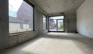 Deze casco ruimte is gelegen op een zeer zichtbare hoek, volledig in te richten naar eigen smaak. Het gelijkvloers is +/- 53m² en er is...