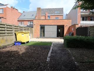 OOK TE HUUR aan 1.950 euro / maand - GRIJP DEZE MOOIE KANS OM LOKAAL TE ONDERNEMEN EN TE WONEN ! Komt hier jouw (nieuwe) stijlvolle winkel, restaurant, kantoor, praktijk... met woonst? Top gelegen, in het centrum én met voldoende parking! Dit bijzonder charmant en karaktervol gerenoveerd, instapklaar pand heeft vele mogelijkheden! Wonen en werken combineren? Perfect hier: instappen en starten! EPC C -label(GEEN RENOVATIEVERPLICHTING) - Er is een handige zij-ingang (voor leveranciers bv) en voor de afvalcontainers / fietsen. Het heeft echt de juiste uitstraling om zo uw mooie (nieuwe) zaak in te beginnen!De gebruikte materialen zijn allemaal van zeer degelijke kwaliteit: o.a. prachtige houten trappen, prachtige deuren, plankenvloeren, natuursteen etc. Er werd recent nog een nieuwe keuken geplaatst, zo zijn ook zijn de vloeren van woonkamer en keuken recent vernieuwd. Vanuit de woonkamer is er toegang tot de zuidgerichte tuin met tuinhuis en zij-ingang. Op de verdieping: 2 slaapkamers op plankenvloer en een mooie badkamer met 2 lavabo's met natuursteen afwerking, inloopdouche en toilet. Op de bovenste verdieping vinden we de masterbedroom met mooie houten balken. Verder nog een ruime, handige, bruikbare kelder. Plannen op www.bols.be. Bijzonderheden: Alarminstallatie en camera's aanwezig, waterverzachter, centraal stofzuigsysteem. De handelsruimte is 75 m² (etalage van 6,20m), uit te breiden tot ca 105 m² want daarachter is een ruimte van 20 m² en aansluitend een ruimte van 20 m² met toilet, wasplaats (Voorheen restaurant, dus ruimtes kunnen eenvoudig terug omgevormd worden tot keuken en wasruimte keuken): aansluitingen aanwezig)). Niet gelegen in een overstromingsgebied. Geen onroerend erfgoed.