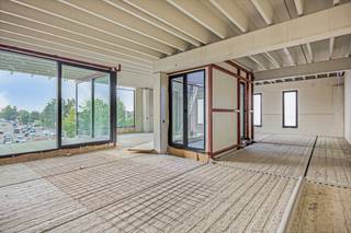 Op de knappe site 'Trudopark' te Sint-Truiden wordt dit bedrijfsgebouw te koop aangeboden.<br /><br />In totaal zijn er nog vijf eenheden te koop, met tal van mogelijkheden en invullingen. Bel ons voor meer info en het bespreken van uw ondernemersdroom!<br /><br />Deze unit, nummer 6, heeft een oppervlakte van 788 m² op het gelijkvloers, met op de verdieping nog een mooi (casco) conciërge appartement van maar liefst 205 m². Zowel de bedrijfsruimte als het appartement worden casco afgewerkt en kunnen overleg met de verkoper nog verder worden afgewerkt naar eigen wensen en noden.<br /><br />Deze bedrijfshal heeft een vrije hoogte van maar liefst 9 m en is bereikbaar via één van de twee geïsoleerde sectionaalpoorten. Ook is er veel natuurlijke lichtinval door de vele ramen aan zowel de voor- als zijkant en uiteraard de drie lichtstraten, waardoor het binnen aangenaam werken wordt.<br /><br />Heeft dit pand je interesse gewekt? Aarzel niet om contact op te nemen voor meer info of een bezoek ter plaatse!