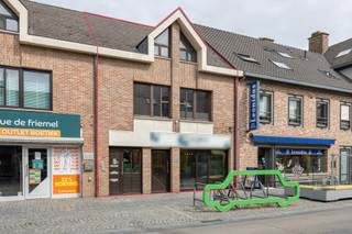 Uitstekend gelegen handelspand met een 1 slaapkamer duplex appartement in het centrum van Peer.<br />Een ideaal starterspand wanneer u de combinatie van ondernemen en wonen aan het zoeken bent.<br />Er zijn geen renovatieverplichtingen van toepassing en de elektrische installatie voor het volledig pand werd in 2021 conform gekeurd.<br /><br />Indeling:<br />Gelijkvloers:<br />+ Handelspand met verschillende mogelijkheden<br />+ Kitchenette<br />+ Toegang naar de voorraadkelder<br />+ Gesplitste inkomhal voor handelspand en appartement<br /><br />1ste verdieping:<br />+ Ruime leefruimte met veel lichtinval<br />+ Keuken en voorraadberging<br />+ Open terras<br /><br />2de verdieping:<br />+ Nachthal<br />+ Badkamer met douche<br />+ 1 ruime slaapkamer met zolder<br />+ Bergruimte<br /><br />Ben jij op zoek naar een handelspand met de mogelijkheid om hierbij te wonen?<br />Neem contact met ons op en we helpen u graag verder.
