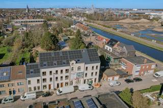 Ontdek jouw nieuwe thuis in Project ADAM in Mechelen. Dit kleinschalige nieuwbouwproject bestaat uit 11 moderne woningen op een uitstekende locatie aan de zuidrand van de stad, nabij de vaart. De woningen combineren een TOPlocatie met hedendaagse architectuur, energiezuinig wonen en een praktische indeling.<br /><br />Binnen het project bieden we vandaag nog twee ruime stapelwoningen aan. Deze woningen beschikken over 3 slaapkamers en zijn ontworpen met aandacht voor licht, ruimte en wooncomfort. Dankzij de doordachte indeling geniet je van ruime leefzones, een privéterras en toegang tot een mooi aangelegde gemeenschappelijke tuin. Ideaal voor wie rustig wil wonen met voldoende buitenruimte.<br /><br />De woningen voldoen aan strenge BEN-normen, wat zorgt voor een uitstekende isolatie en een laag energieverbruik. Dat betekent niet alleen meer wooncomfort, maar ook een duurzame investering op lange termijn.<br /><br />Een extra troef: de twee beschikbare stapelwoningen zijn deze lente instapklaar. Je kan dus binnenkort al verhuizen naar een nieuwbouwwoning zonder lange wachttijd.<br /><br />Project ADAM ligt op een strategische locatie aan de zuidrand van Mechelen, met vlotte verbindingen naar Brussel, Antwerpen en Leuven. Winkels, scholen en andere voorzieningen bevinden zich in de nabije omgeving, wat het dagelijkse leven bijzonder praktisch maakt.<br /><br />Daarnaast geniet je als koper van fiscale voordelen, zoals registratierechten op het grondaandeel en mogelijk 6% btw op de constructiewaarde (onder voorwaarden).<br /><br />Wil je meer weten over deze instapklare stapelwoningen in Project ADAM? <br />Neem gerust contact op met onze nieuwbouwspecialist. We informeren je graag en bekijken samen of deze woningen aansluiten bij jouw woonplannen.