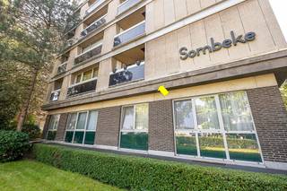 <p><span>Ligging:</span></p><p><span> </span></p><p><span>Vrij rustig appartement op de 1° verdieping in een gebouw met lift, gelegen quasi in het Bisschopenhofpark en op wandelafstand van de groenzone Bremweide.</span></p><p><span> </span></p><p><span>Indeling:</span></p><p><span> </span></p><p><span>Het appartement omvat een inkomhal met veiligheidsdeur en videofoon, een ruime L-vormige woonkamer (37 m²) op laminaat, een ingerichte keuken met aansluitend een overdekt terras met een praktische bergkast. De badkamer is voorzien van een ligbad en aansluiting voor een wasmachine, in de hal is er een apart toilet.</span></p><p><span>Het appartement heeft </span><span>3 slaapkamers allen met laminaatvloer </span><span>en nieuwe ramen met hoogrendementsglas (2 slaapkamers hebben een eigen balkonterrasje)</span></p><p><span> </span></p><p><span>In de kelder van het gebouw is er een individuele berging en is er ook een autostaanplaats beschikbaar (+ € 16.000)</span></p><p><span> </span></p><p><span>Technische kenmerken:</span></p><p><span> </span></p><p><span>EPC Label B (geen renovatieplicht), nieuwe pvc ramen (2021) met hoogrendementsglas, nieuwe condensatieketel op aardgas, dak gebouw geïsoleerd</span></p>