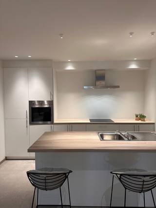 Deze penthouse heeft als indeling: inkomhal met toilet en vestiaire, ingerichte badkamer met inloopdouche en dubbele spoelbak, woonkamer - salon met ingerichte keuken, berging en 2 slaapkamers.<br /><br />Zonnig terras.<br /><br />Vloerverwarming met warmtepomp en zonnepanelen. Lift aanwezig.<br /><br />Gemeenschappelijke fietsenstalling en tuin.<br /><br />Mogelijkheid tot huren van een garage (50€) en/of staanplaats (25€).<br /><br />Beschikbaar vanaf 15 juli 2026.