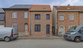 EERSTE KIJKDAG ZATERDAG 20/06 VANAF 10U (ENKEL OP AFSPRAAK! 053/60.65.60)<br />NIEUWERKERKEN - Deze volledig gerenoveerde woning is gelegen in een rustige en kindvriendelijke deelgemeente van Aalst. Dankzij de centrale ligging bevinden winkels, scholen, openbaar vervoer en invalswegen zich op korte afstand.De woning werd de voorbije jaren volledig gerenoveerd en is vandaag instapklaar. <br /><br />Op het gelijkvloers beschikt u over een inkomhal met gastentoilet, een ruime leefruimte, een stijlvolle open keuken met eetplaats en een praktische berging. De raampartijen zorgen voor een leuk lichtinval en een mooi zicht op de tuin.<br />Op de eerste verdieping bevindt zich één ruime slaapkamers en een moderne badkamer uitgerust met een inloopdouche, dubbele lavabo en toilet. Via de vaste trap bereikt u de tweede verdieping waar twee slaapkamer werd ingericht.<br />Achteraan geniet u van een onderhoudsvriendelijke tuin met een ruime garage. Een absolute meerwaarde is dat de garage bereikbaar is via de achterliggende straat en bovendien beschikt over een extra private parkeerplaats.<br /><br />Ook technisch scoort deze woning uitstekend met een conforme elektrische installatie, een asbestveilig attest en een gunstig EPC. Kortom, een zorgeloze en energiezuinige woning waar u onmiddellijk uw intrek kunt nemen.<br /><br />De vermelde prijs is een richtprijs. Na ontvangst van de biedingen zal de verkoper beslissen of hij/zij de eigendom verkoopt aan het beste bod. De richtprijs is aldus niet bindend voor de verkoper. Voor meer info kunt u ons contacteren of het reglement raadplegen op onze website.
