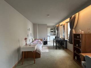 <span><span><strong>**Studeren in Residentie Het Park**</strong></span><br /><br />In Residentie Het Park, gelegen in de Vlamingenstraat te Leuven grenzend aan de Parkstraat en Naamsestraat kan je deze studentenbuilding vinden. Niet enkel de ligging is een enorme troef maar ook de private fietsenstalling en de voorziene tuin zorgen voor een aangenaam verblijf. De studio zelf heeft een privatieve badkamer en kitchenette en is uiterst ruim. Bijkomend geniet deze van veel raampartijen wat zorgt voor een natuurlijke lichtinval. </span><br /><br /><strong><span>Een bezoekje ter plaatse in plannen? Dat kan! Contacteer onze Expert Investeringsvastgoed Jacky: 0495 53 46 49 of jacky@connect-immo.be</span><br />Wsche-Gvkr-Gdv-Gvv<br />EPC: 320 Kwh/m² - UC: 2915964<br /></strong>