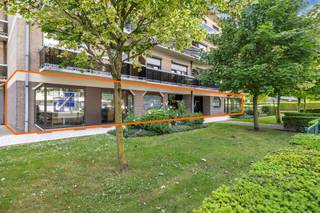 <p>Pour plus d'informations ou pour une visite, appelez le 02 884 23 23 - Ce rez-de-chaussée commercial entièrement prêt à l'emploi est situé à Molenbeek, à deux pas du centre de Bruxelles. Grâce à son accessibilité aisée en voiture et en transports en commun, ce bâtiment est idéal pour les professions libérales, les bureaux ou d'autres utilisations professionnelles. Le bâtiment a été fini avec le souci du détail et respire la qualité grâce à l'utilisation de matériaux haut de gamme et de finitions sur mesure. Des armoires encastrées, une cuisine entièrement équipée et plusieurs salles de réunion garantissent un aménagement fonctionnel et élégant. Les espaces peuvent être aménagés de manière flexible et sont immédiatement prêts à l'emploi, sans besoin de rénovation. Les grandes baies vitrées apportent beaucoup de lumière naturelle et offrent une bonne visibilité depuis la rue. En outre, la propriété dispose de cinq places de parking souterraines (avec borne de recharge) pouvant être achetées en option à 25 000 € chacune, d'un garage séparé pouvant être acheté en option à 40 000 € et d'un grand débarras au sous-sol. Le bâtiment est également équipé d'un ascenseur (conforme), ce qui améliore son accessibilité. Pour ceux qui attachent de l'importance au confort et à la sécurité, il y a des volets roulants automatiques, un système d'alarme et un système domotique. En bref, ce rez-de-chaussée commercial offre une combinaison unique d'emplacement, de confort et de fonctionnalité. L'opportunité parfaite pour ceux qui recherchent un espace professionnel dans un emplacement de choix près de Bruxelles, entièrement prêt à emménager.</p>