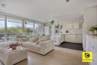 <p><span>Comfortabel wonen op de Fruithoflaan: Lichtrijk 1-slaapkamerappartement met ruim terras!</span></p><p><span>Droomt u van zorgeloos en energiezuinig wonen op een gegeerde toplocatie? Dit uitstekend onderhouden 1-slaapkamerappartement bevindt zich op de derde verdieping van een goed onderhouden gebouw op de populaire Fruithoflaan te Berchem. Het gebouw beschikt over een lift én het comfort van een conciërge. Met een moderne warmtepomp, dubbele hoogrendementsbeglazing, een gunstige EPC B-score (110 kWh/m²), conforme elektriciteit én een asbestveilig attest woont u hier 100% zorgeloos. Voeg daar nog het prachtige zicht op de rustgevende, gemeenschappelijke binnentuin aan toe en u geniet van een uitzonderlijk wooncomfort!</span></p><p><span> </span></p><p><span>Woonkamer, Open keuken & Bijkeuken</span></p><p><span>Zodra u de leefruimte binnenstapt, valt de enorme lichtinval en het ruimtelijke gevoel op dankzij de royale raampartijen. De moderne open keuken is naadloos geïntegreerd en volledig geïnstalleerd met alle nodige inbouwtoestellen voor optimaal kookplezier. </span></p><p><span> </span></p><p><span>Slaapkamer & Badkamer</span></p><p><span>De volwaardige slaapkamer is een oase van rust en reeds voorzien van praktische, op maat gemaakte inbouwkasten. De verzorgde badkamer is ingericht met een heerlijk ligbad, een comfortabel douchescherm en een lavabomeubel. In de hal bevindt zich een apart gastentoilet en een aparte berging voor wasmachine en droogkast. </span></p><p><span> </span></p><p><span>Breed terras met groenzicht</span></p><p><span>Via de grote schuiframen in de leefruimte stapt u zo het ruime terras over de volledige breedte van het appartement op. Hier geniet u in alle rust van een heerlijk zicht op de fraai aangelegde gemeenschappelijke binnentuin, een uniek stukje groen en privacy midden in de stad.</span></p><p><span> </span></p><p><span>Toplocatie op de Fruithoflaan</span></p><p><span>De Fruithoflaan staat bekend om haar uitstekende levenskwaliteit. Winkels, supermarkten, parken, openbaar vervoer (tram en bus) en gezellige horeca bevinden zich op wandelafstand. Bovendien geniet u van een snelle verbinding naar het centrum van Antwerpen en de belangrijkste invalswegen (E19/A12/Ring).</span></p><p><span> </span></p><p><span>Kelder</span></p><p><span>Een privatieve kelderberging is eveneens inbegrepen in de prijs.</span></p><p><span> </span></p><p><span>Troeven</span></p><p><span>- Duurzaam & Toekomstgericht: Verwarmd via een warmtepomp, dubbele HR-beglazing en een uitstekend EPC B (110 kWh/m²).</span></p><p><span>- 100% Zorgeloos: Elektriciteit conform goedgekeurd en asbestveilig.</span></p><p><span>- Topterras: Breed terras over de volledige breedte van de woning met zicht op de binnentuin.</span></p><p><span>- Luxe & Comfort: Open keuken met alle toestellen, inbouwkasten in de slaapkamer en aparte wasberging.</span></p><p><span>- Goed onderhouden complex op de 3e verdieping met lift én conciërge.</span></p><p><span>- Toplocatie: Fruithoflaan te Berchem, nabij alle winkels, groen, OV en invalswegen.</span></p><p><span> </span></p><p><span>Kortom: een instapklaar, duurzaam en buitengewoon gezellig appartement op een toplocatie in Berchem. Plan snel uw bezoek!</span></p>
