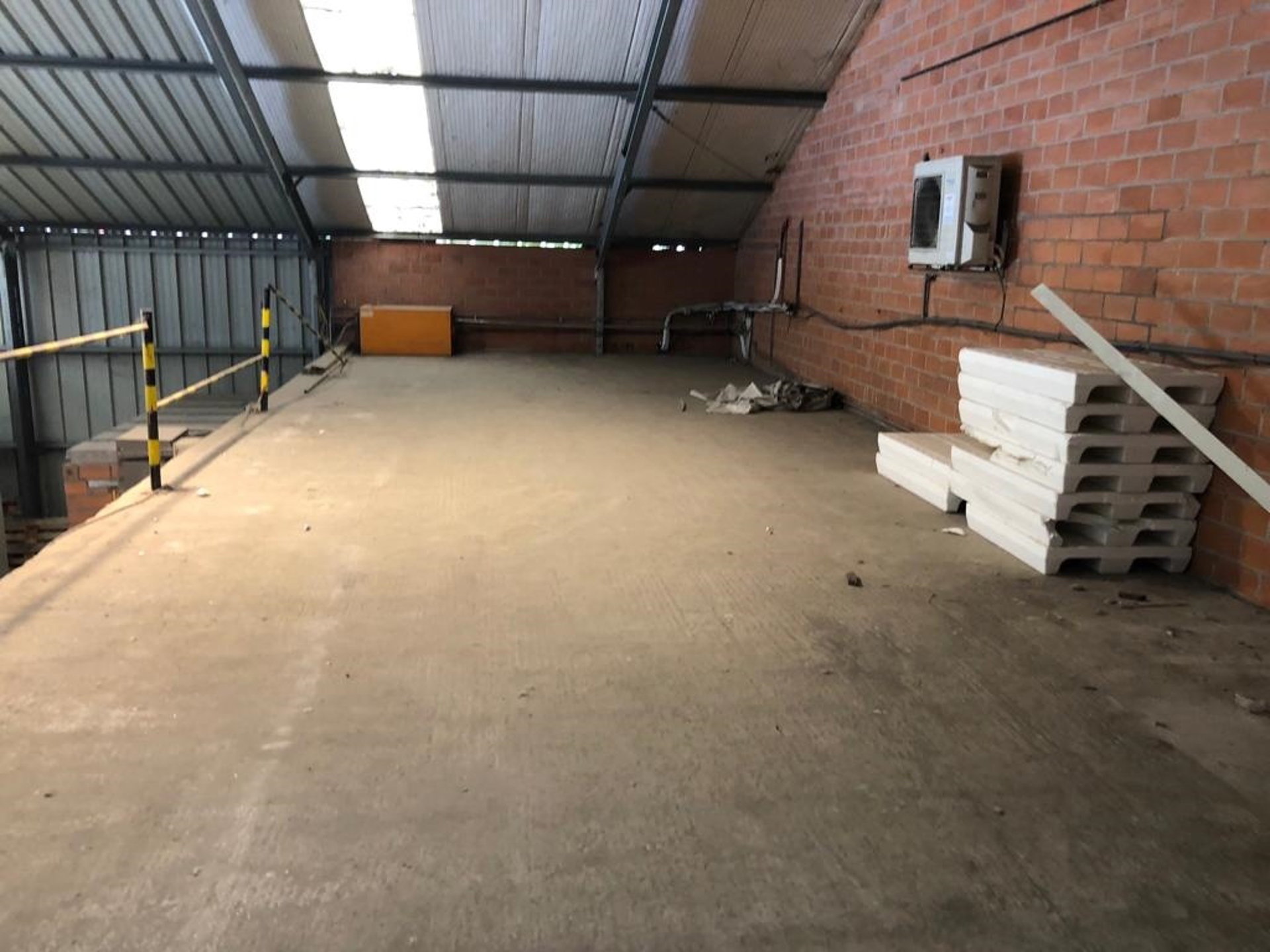 Magazijn 378 m² + kantoor 180m²  en terrein 510m² te huur - foto 5