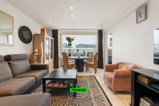 Op een uitstekende locatie, op wandelafstand van het strand, de zee en het centrum, bevindt zich dit aangename en lichtrijke appartement. Winkels, scholen en openbaar vervoer zijn bovendien vlot bereikbaar.<br /><br />Het appartement beschikt over twee volwaardige slaapkamers met een mooie lichtinval. Daarnaast is er een extra kamer op een hogere verdieping, ideaal als logeerkamer, bureau of als interessante meerwaarde in het kader van vakantieverhuur.<br /><br />De leefruimte geniet van een prachtig open zicht op de golf en biedt dankzij de grote raampartijen een overvloed aan natuurlijk licht. Bovendien is er geen inkijk, wat zorgt voor een optimale privacy en een bijzonder aangenaam wooncomfort.<br /><br />Tot slot is er nog de mogelijkheid tot aankoop van een zolderkamer. <br /><br />Dit appartement vormt de perfecte combinatie van licht, ruimte en ligging. Zowel geschikt als vaste woonst, tweede verblijf of investering.<br /><br />Op zoek naar een appartement met open zichten, extra mogelijkheden en een gunstige ligging in Oostende? Dan is dit een opportuniteit die u niet mag missen.<br /><br />Interesse? Neem vandaag nog contact op voor meer informatie of een bezoek ter plaatse!