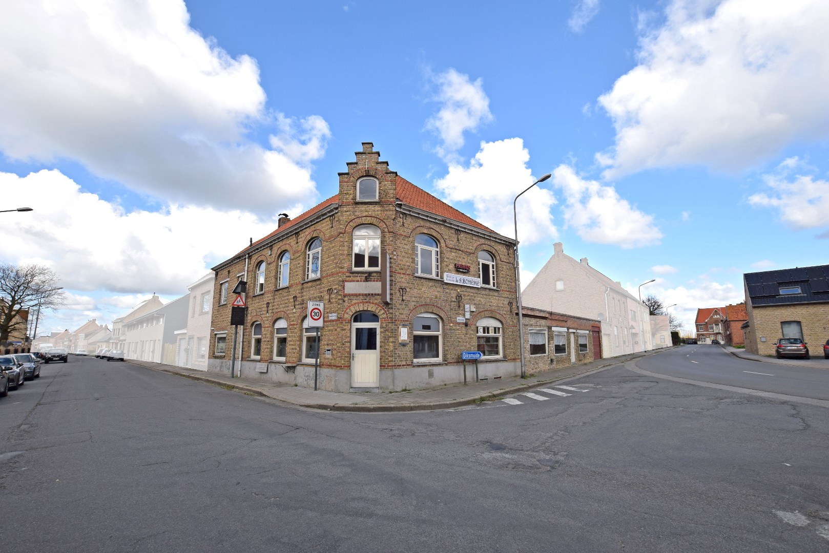 Uniek hoekpand met handelsruimte en woonst te Beerst (Diksmuide) op 470 m². - foto 1