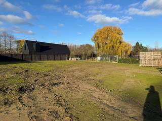 In een mooie, rustige en verzorgde straat op wandelafstand van het centrum (winkels, scholen, ...) bevindt zich dit uitstekend gelegen perceel bouwgrond voor open bebouwing. <br />Dankzij de oprijlaan van 28 meter geniet je hier van uitzonderlijke privacy én een statige toegang tot je toekomstige woning.<br /><u>Troeven :</u><br />- Geschikt voor open bebouwing<br />- Oprijlaan van ca. 28 m<br />- mogelijke gevelbreedte woning = 18m<br />- bebouwbare oppervlakte gelijkvloers +/- 150m²<br />- 1 bouwlaag (+ dak)<br />- Rustige straat met kwaliteitsvolle omgeving<br />- Dicht bij winkels, scholen, openbaar vervoer en centrum<br />=> Ideaal voor wie ruimte, rust en privacy zoekt<br /><u>Omschrijving :</u><br />Het perceel ligt in een aangename woonomgeving waar kwaliteit en rust centraal staan. De ruime oprijlaan creëert een elegante toegang en biedt tal van mogelijkheden voor een hedendaagse architectuur met aandacht voor licht, zicht en groen.<br />Dankzij de nabijheid van het centrum geniet je van alle voorzieningen binnen handbereik, zonder in te boeten op woonkwaliteit.<br /><u>Interesse?</u><br />Een ideale kans voor wie droomt van een vrijstaande woning op een toplocatie.<br />Contacteer ons voor meer informatie of een bezoek ter plaatse.