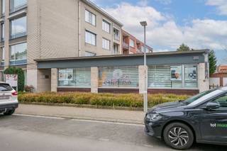 Instapklaar handelspand / kantoor / praktijkruimte  + 1-slaapkamerappartement op commerciële topligging in Schoten( mogelijk om het volledige...