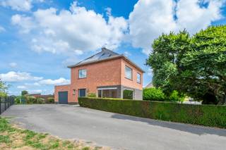 Deze op te frissen open bebouwing bevindt zich op een boogscheut van het centrum van Belsele en vlakbij het station. Op een perceel van 1079m2 biedt deze woning u op het gelijkvloers een inkomhal met een apart toilet, een lichtrijke living met gezellige houthaard, een grote en ingerichte keuken, een grote garage met automatische sectionaal poort en voldoende extra bergruimte. Op de eerste verdieping zijn er 3 slaapkamers en een badkamer met douche, bad, lavabo en toilet. Grote opbergzolder met valluik. De ruime tuin met een prachtig landelijk zicht is ongetwijfeld één van de troeven van deze woning. De ramen zijn voorzien van dubbele beglazing en automatische rolluiken beneden. Centrale verwarming op aardgas. De woning beschikt over 13 zonnepanelen en heeft een gunstige EPC score (label B). Goede verbinding naar E17. Diverse fiets- en wandelroutes in de directe omgeving. Ontdek samen met ons de mogelijkheden van deze ruime woning en boek vandaag nog uw afspraak. 