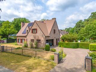 Goed onderhouden villa (bouwjaar 1978) en door de jaren heen voorzien van tal van renovaties.(2013 vernieuwd dak + 9 zonnepanelen met batterij - ramen op het gelijkvloers 2012 en op het verdiep 2012 en een nieuwe keuken in 2012).<br /><br />indeling: inkomhal met apart gastentoilet en vestiaire, leefruimte (38m²) met houtcassette, een keuken voorzien van inductievuur, microgolfoven, een oven en een vaatwas), een naastgelegen berging met toegangsdeur naar de tuin en een inpandige garage van 26m². (niet meegerekend in de bewoonbare oppervlakte).<br /><br />Op het verdiep bevinden zich 3 slaapkamers (23m²- 12m² & 10,5m²), een badkamer (voorzien van inloopdouche - toilet & lavabo). Verder nog een bijkomende kamer (6m²) en een bergruimte (7m²)<br /><br />De woning is verder voorzien van een kelder van 19m² met vrije hoogte van 2 meter en verder een toegankelijke kruipruimte. Op het gelijkvloers is de woning voorzien van rolluiken. <br /><br />Aangenaam terras met west ligging zodoende u volop kan genieten van de zon. <br /><br />Gelegen in een rustige, aangename buurt nabij de "Brusselse bossen". Zeker een bezoek waard!