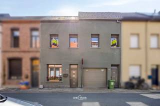 Welkom in deze indrukwekkende woning in hartje Sint-Niklaas, een eigendom op een absolute toplocatie. Wat ooit twee aparte woningen waren, vormt vandaag één gigantisch huis met een ruimtelijk gevoel dat u zelden terugvindt in het stadscentrum.<br />De woning telt liefst zes volwaardige slaapkamers en een knap afgewerkte zolder die nog extra mogelijkheden biedt. Daarnaast geniet u van meerdere leefruimtes, waardoor elk gezinslid zijn eigen plek vindt en u alle vrijheid krijgt om de indeling naar uw hand te zetten. Twee badkamers verhogen het dagelijkse comfort aanzienlijk, zeker voor een groot of druk gezin.<br />Op vlak van energie scoort de woning sterk met een EPC-label C en 14 cm dakisolatie, wat zich vertaalt in een aangenaam en zuinig wonen. De rolluiken zorgen voor extra comfort en privacy, terwijl de inpandige garage een echte troef vormt in een stad waar parkeerplaats kostbaar is.<br />Bovendien is deze woning volledig asbestveilig en bevat ze nul asbestmaterialen, een belangrijke geruststelling voor wie zorgeloos wil instappen. De centrale ligging brengt scholen, winkels en het bruisende stadsleven binnen handbereik.<br />Kortom, dit is een huis dat ruimte, comfort en zekerheid combineert, ideaal voor iedereen die droomt van een royale gezinswoning op een onklopbare locatie.<br />Bel of mail ons voor een afspraak op het nummer: 052/46.38.03 of info@uw-huis.be en wie weet tot binnenkort!<br />