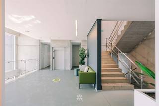 <p><span>DE PINTE - Begoniastraat: Bent u op zoek naar een ruime kantoorverdieping met voldoende parkeergelegenheid te huur op toplocatie in De Pinte? Dan is dit mogelijk exact wat u zoekt.</span></p><p><span>De voornaamste troeven:</span></p><ul><li><span>540 m² kantoorruimte</span></li><li><span>288 m² archief- en sanitaire ruimte</span></li><li><span>Extra archiefcapaciteit van 1.250 lopende meter</span></li><li><span>17 parkeerplaatsen</span></li><li><span>Vlot bereikbare ligging in De Pinte</span></li><li><span>Uitstekende zichtbaarheid</span></li></ul><p><span>Indeling:</span></p><p><span>De kantoorverdieping is gelegen aan de Begoniastraat in De Pinte en beschikt over een totale kantooroppervlakte van 540 m². Deze royale oppervlakte biedt tal van mogelijkheden voor de inrichting van werkplekken, vergaderruimtes en ondersteunende kantoorfuncties.<br />Daarnaast is er 288 m² aan archief- en sanitaire ruimte aanwezig. De archiefruimte biedt een uitzonderlijk grote opslagcapaciteit, ideaal voor ondernemingen of organisaties met een aanzienlijke behoefte aan dossier- en documentopslag.</span></p><p><span>Een bijkomende troef zijn de </span><span>17 parkeerplaatsen</span><span>, waardoor zowel medewerkers als bezoekers gemakkelijk kunnen parkeren.</span></p><p><span>Een interessante opportuniteit voor wie op zoek is naar een ruime kantooromgeving met uitgebreide archieffaciliteiten en ruime parkeermogelijkheden in De Pinte.</span></p><p><span>Beschikbaar vanaf: 01/03/2027</span></p><p><span>Contacteer Axel Lenaerts makelaars voor meer info of een bezoek.</span></p>