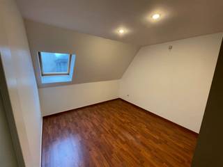 <p><span>Quietly located apartment in a large villa. Living room with open kitchen, storage room, toilet, bathroom, bedroom with built-in closet. Available immediately. EPC 258 kWh/m² UC 2354865. Common expenses and water: 50 euros/billed monthly. For more information or to schedule a viewing, call 056.21.58.00 or visit the website www.immo-lvb.be.</span></p>