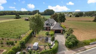 Voor meer info of een bezoek, bel 02 884 23 25: St-Martens-Lennik :Topo-Immo biedt u deze ruime villa op +/- 20a aan. Binnenkomen doe je via de...