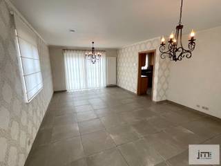 Deze goed onderhouden woning met 4 slaapkamers is gelegen te Sint-Truiden op een mooi perceel van 8a07ca.Op het gelijkvloers komen we via de inkomhal...