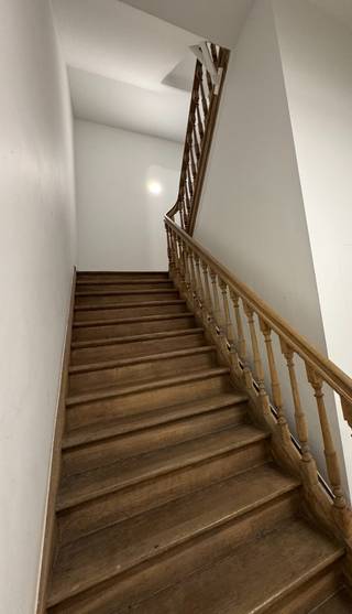 TE HUUR - GENT. Op een uiterst centrale ligging in Gent bevindt zich dit mooi afgewerkte appartement, waar licht, ruimte en comfort...