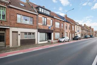 Bent u op zoek naar een woning met kantoorruimte?Dit pand bestaat uit een thans verhuurd gelijkvloers kantoorruimte en een verhuurd...