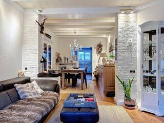 <p>Bent u op zoek naar een woning met karakter in een levendige buurt? Dan is dit uw kans! Deze sfeervolle stadswoning in Kiel combineert authenticiteit met ruimte en uitbreidingsmogelijkheden, op een toplocatie op wandelafstand van de gezellige Abdijstraat en het Olympisch Stadion van Beerschot.</p>
<h2>De woning in een oogopslag:</h2>
<p><strong>Gelijkvloers:</strong></p>
<ul>
<li>Inkomhal die u verwelkomt</li>
<li>Ruime woonkamer met karaktervolle uitstraling</li>
<li>Functionele keuken en praktische bijkeuken</li>
<li>Apart toilet voor extra comfort</li>
<li>Veranda met directe toegang tot de aangename tuin – perfect voor zomerse momenten!</li>
</ul>
<p><strong>Eerste verdieping:</strong></p>
<ul>
<li>Drie kamers, momenteel ingericht als slaapkamer met aansluitende dressing en een bureel</li>
<li>Badkamer</li>
</ul>
<br />
<p><strong>Extra troeven:</strong></p>
<ul>
<li>Vaste trap naar de <strong>zolderverdieping</strong> – klaar om uit te bouwen tot 2 à 3 extra kamers! Ideaal voor een groeiend gezin of thuiswerken.</li>
<li>Praktische <strong>kelder</strong> voor extra bergruimte</li>
<li><strong>Gezellige tuin</strong> – uw eigen groene oase in de stad</li>
<li><strong>Karaktergevel</strong> die de authenticiteit van de woning onderstreept</li>
</ul>
<h2>De buurt:</h2>
<p>Wonen in Kiel betekent leven in een bruisende volkswijk met een eigen identiteit. Alle voorzieningen zijn binnen handbereik: winkels, restaurants, scholen en openbaar vervoer. De Abdijstraat met zijn gezellige cafés en winkeltjes ligt op loopafstand, net als het Olympisch Stadion – een droom voor elke Beerschot-supporter!<br /><br /></p>
<p>Dit pand is onderhevig aan de renovatieverplichting die door de Vlaamse overheid wordt opgelegd voor residentiële gebouwen.</p>
<p>Consulteer voor meer informatie :</p>
<p><span><strong><u><b>https://www.vlaanderen.be/een-woning-kopen/renovatieverplichting-voor-residentiele-gebouwen</b></u></strong></span></p>
<p>Het lage energiepeil kan aangewend worden om bij renovatie gebruik te maken van verschillende renovatiepremies.</p>