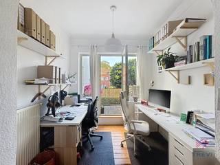 UCCLE : Proche du bois de la Cambre et de toutes commodités, bel appartement 1 chambre de +/- 60m² situé au 1er étage sans ascenseur. Il est...
