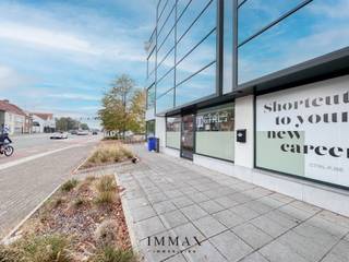 Op zoek naar een kantoor/praktijkruimte op een commerciële ligging vlakbij alle uitvalswegen aan de rand van Brugge?Deze polyvalente open...