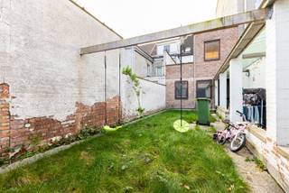 Bent u op zoek naar een opbrengsteigendom die verhuurd is? Dan stellen wij graag deze opbrengst voor met 2 units.Indeling:Gelijkvloers:Via de hal...