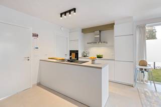 In de Ieperstraat 125A te Staden bevindt zich deze recente, strak vormgegeven woning die uitblinkt in energiezuinigheid, licht en...