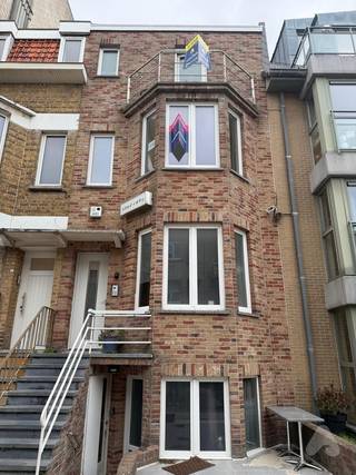 Appartement entièrement rénové et baigné de lumière au 2ème étage d'une petite résidence (sans ascenseur). Prêt à emménager et fini avec des matériaux de haute qualité (parquet, douche à l'italienne et cuisine moderne).<br /><br />Agencement : Hall d'entrée menant au salon lumineux avec cuisine ouverte. L'appartement dispose d'une chambre, d'une salle de bains avec douche à l'italienne, d'un WC séparé et d'un débarras avec raccordement pour machine à laver et sèche-linge.<br /><br />AVANTAGES :
<ul>
<li>Petite résidence, pas de frais de syndic</li>
<li>1 chambre</li>
<li>Immédiatement libre</li>
</ul>
<br />Loyer : 750 € / mois<br />Frais de syndic : 0 €<br /><br />Intéressé ? Contactez directement Immo Albatros pour une visite !