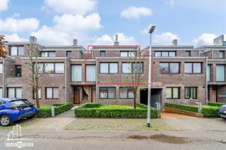 Instapklaar appartement te koop in Sinaai – volledig vernieuwd met 3 slaapkamersIn het rustige en charmante Sinaai bevindt zich dit prachtig, volledig vernieuwde appartement waar comfort, ruimte en hoogwaardige afwerking centraal staan.Bij het betreden van het appartement voel je meteen de kwalitatieve renovatie en de zorg waarmee alles werd afgewerkt. De lichtrijke leefruimte sluit naadloos aan op de moderne keuken, uitgevoerd in duurzame en hoogwaardige materialen. Hier geniet je van een hedendaagse uitstraling gecombineerd met optimaal wooncomfort.Het appartement beschikt over drie volwaardige slaapkamers, ideaal voor een gezin, een thuiskantoor of hobbyruimte. De stijlvolle badkamer is modern ingericht en afgewerkt met kwaliteitsvolle materialen.Extra troeven:•✔️ Volledig vernieuwd en instapklaar•✔️ 3 ruime slaapkamers•✔️ Autostaanplaats inbegrepen•✔️ Privatieve fietsenberging•✔️ Hoogwaardige en duurzame materialen•✔️ Energiezuinige en comfortabele woonomgevingGelegen op een vlotte locatie met goede verbindingen en in de nabijheid van winkels, scholen en openbaar vervoer, biedt dit appartement de perfecte combinatie van rust en bereikbaarheid.