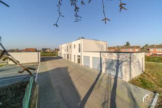 Roesbrugge: Betaalbare nieuwbouwwoningen met alle modern comfort, 3 slpks, garage en tuintje.<br />Roesbrugge, charmant dorp aan de IJzer met tal van wandel- en fietspaden en activiteiten aan en rond de IJzer (kajak,...). Het is een klein, landelijk dorp in de Westhoek, vlak bij de Franse grens en deelgemeente van Poperinge. Het staat bekend om zijn rustige sfeer, open landschap en de nabijheid van de rivier de IJzer. Het dorp heeft een typisch Vlaams karakter met een centrale kerk, enkele lokale cafés en een hechte dorpsgemeenschap.<br />De straat waar dit project gelegen is werd "De Briekerie" gedoopt en is een zijstraat van de Weggevoerdenstraat. Daardoor is de woonomgeving rustig en woont u toch dichtbij het charmante centrum van Roesbrugge. In dit landelijk kader worden er nu 22 BEN-woningen gebouwd als toonbeeld van hedendaags wooncomfort (BEN = bijna energieneutraal). <br />Naar indeling vinden we op het gelijkvloers een inkomhall met een apart toilet, een open woon- en leefruimte met veel lichtinval en een open ingerichte keuken (met aansluitend handige berging/wasplaats). Door de vloerverwarming beneden verliest u geen ruimte en kunt u gemakkelijk uw meubilair plaatsen. Op het eerste verdiep zijn er 3 slaapkamers en een badkamer. <br />De 4 laatste foto's bij deze advertentie werden gegenereerd met AI om aan te tonen hoe u de woning kan inrichten. <br />Elke woning heeft verder nog een private garage én zijn er in het woonproject meerdere openbare parkeerplaatsen voorzien voor uw bezoekers. <br />In Roesbrugge zijn er nog enkele voorzieningen aanwezig: dorpswinkeltje, automatenshop, bakkerij, brasserie De Gouden Arend, Brouwerij Feys én kleuter- en lager onderwijsschool!<br />De vermelde prijs van € 254.697,18 is ALL-IN, zijnde: grond- en constructiewaarde, aansluitingskosten, EPB-verslag, Postinterventiedossier, B.T.W., registratie én garage! Informeer zeker naar de andere woningen in het woonproject die misschien meer bij uw woonwensen aansluiten. <br />Vraag nu uw vrijblijvend bezoekje aan om de modelwoning te bezoeken!