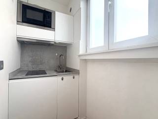 <p>In de wijk Sainte-Catherine, op een steenworp afstand van het historische centrum van Brussel, op de 5e verdieping van een gebouw met 6 verdiepingen, bieden wij u deze lumineuze studio van 27 m². Het bestaat uit een woonkamer, een ingerichte keuken en een aparte badkamer (lavabo, douche en toilet). Dubbele beglazing. EPC: E. Kosten: € 200/maand (all-in: gemeenschappelijke kosten, verwarming, warm en koud water en elektriciteit). Contract: minimaal 1 jaar. Direct beschikbaar. U zult gecharmeerd zijn van de lichtrijke woonkamer en de ligging. Kom snel eens kijken!</p>