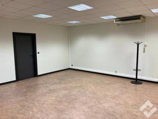 SLEURS BUSINESS CENTER - STEENWEG OP LEOPOLDSBURG 28 - 2490 BALEN<br /><br />Instapklare kantoorruimte van 47m2 te huur met gunstige ligging op de voormalige Sleurs site te Balen (verbindingsweg Balen - Leopoldsburg N18). Dit kantorencomplex bevat 17 kantoren met oppervlaktes vanaf 14m2 t.e.m. 318m2 die reeds gemeubileerd zijn. Het complex heeft als troef dat er voldoende parkeergelegenheid en een lift aanwezig is! Elke verdieping is voorzien van sanitaire voorzieningen en een keuken.<br /><br />De kantoren kunnen ook voor korte termijn worden gehuurd! <br /><br />INDELING:<br />Gelijkvloers: receptie, lift, traphal, 9 kantoren, plantentuin, toiletten, keuken.<br />Eerste verdieping: traphal, vide, 8 kantoren, toiletten, keuken. <br /><br />BIJZONDERHEDEN:<br />- huurprijzen zijn incl. verbruiksforfait!<br />- voldoende parkeergelegenheid met elektrische laadstations voor wagens.<br />- instapklaar, sommige kantoren reeds gemeubileerd!